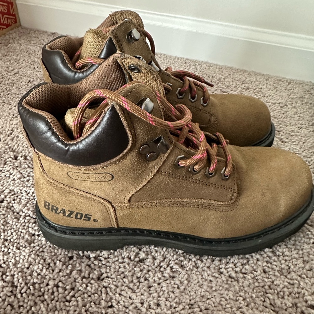 Women’s Size 7 steel toe boots. Only worn a few times. Good condition